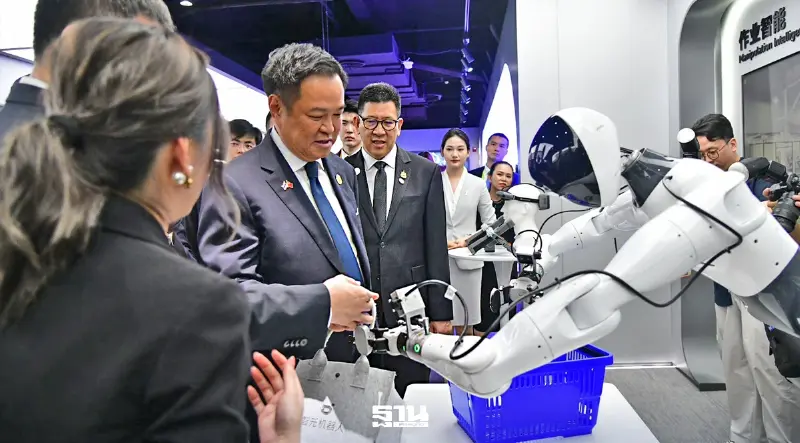 "นายกฯ" ควง "เอกนิติ" ดูหุ่นยนต์จีน AgiBot จ่อดันไทยเข้าห่วงโซ่เทคโนโลยีโลก