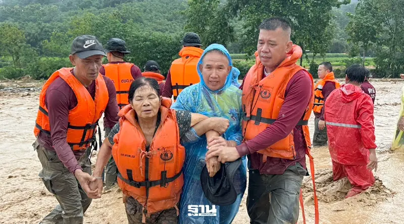 ตชด.ระดมกำลังช่วยน้ำท่วมปัว ฝ่ากระแสน้ำเร่งช่วย 3 ชีวิตติดค้างบ้านพักน่าน ตชด.ระดมกำลังช่วยน้ำท่วมปัว ฝ่ากระแสน้ำเร่งช่วย 3 ชีวิตติดค้างบ้านพักน่าน