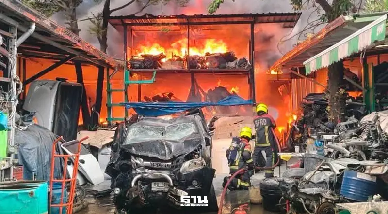 เกิดเหตุเพลิงไหม้อู่ซ่อมรถภายในซอยรัชดาภิเษก 36 แยก 11 เจ้าหน้าที่ระดมรถดับเพลิงจากหลายสถานีเข้าควบคุมสถานการณ์