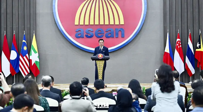นายอนุทิน ชาญวีรกูล นายกรัฐมนตรีและรัฐมนตรีว่าการกระทรวงมหาดไทย กล่าวถ้อยแถลงแสดงวิสัยทัศน์ของไทยต่ออนาคตอาเซียน นายอนุทิน ชาญวีรกูล นายกรัฐมนตรีและรัฐมนตรีว่าการกระทรวงมหาดไทย กล่าวถ้อยแถลงแสดงวิสัยทัศน์ของไทยต่ออนาคตอาเซียน