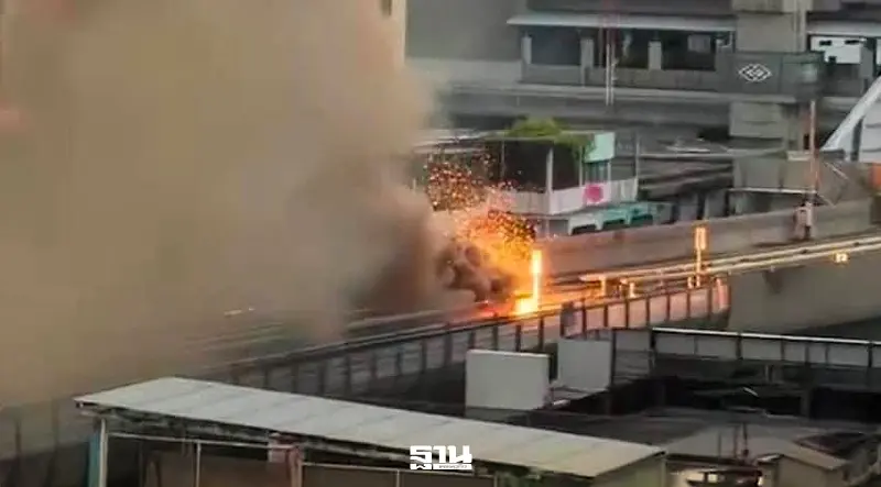 ด่วน! ไฟไหม้แนวรางรถไฟฟ้าใกล้สถานีเตาปูน งดให้บริการชั่วคราว ด่วน! ไฟไหม้แนวรางรถไฟฟ้าใกล้สถานีเตาปูน งดให้บริการชั่วคราว