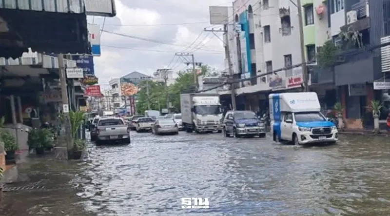 น้ำท่วม ถนน2สายรถผ่านไม่ได้ แจ้งวัฒนะ-ลำลูกกา เร่งช่วยเหลือผู้ประสบอุทกภัย