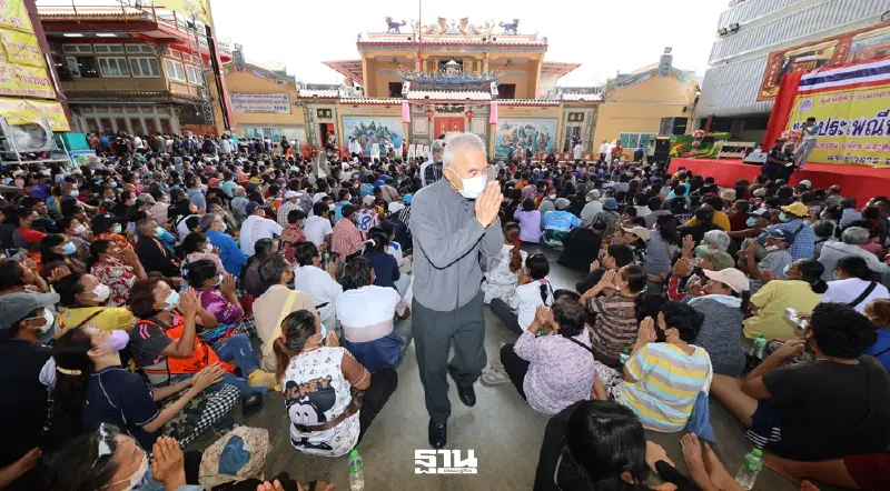 “สุวัจน์”ประธานเทกระจาดโคราช แห่รับทาน 1.5 หมื่นคน สะท้อนรากหญ้าเดือดร้อน