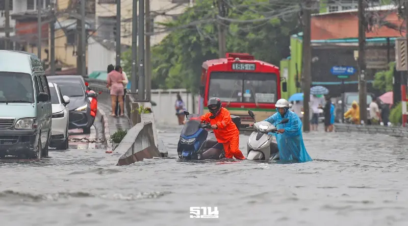 ฝนถล่มกรุงทั้งคืน ‘รัชดาฯ’ จมน้ำ หน้าศาลอาญาถึงแยกรัชโยธิน รถดับหลายคัน