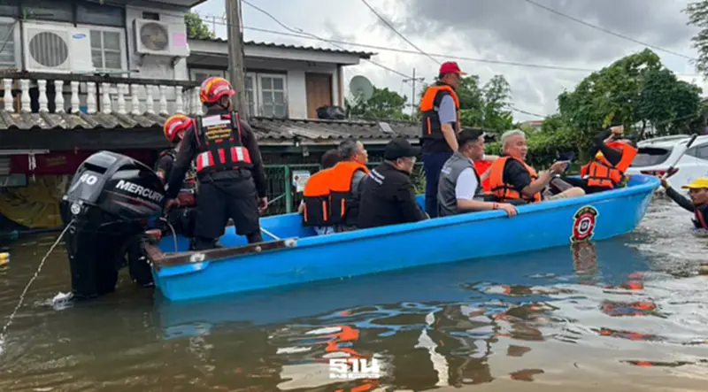 ผนึกกำลังช่วยชาว'เคหะร่มเกล้า' ระดมครัวกลาง–โดรนกู้ภัยฝ่าวิกฤตน้ำท่วม ผนึกกำลังช่วยชาว'เคหะร่มเกล้า' ระดมครัวกลาง–โดรนกู้ภัยฝ่าวิกฤตน้ำท่วม