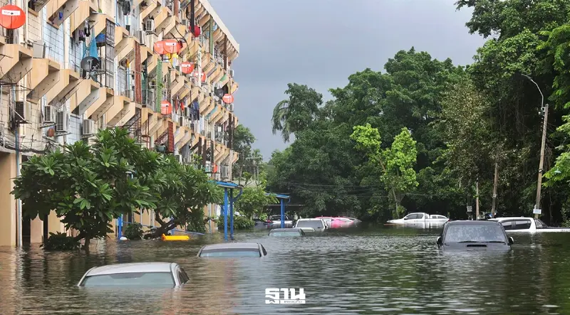 กทม.เร่งระบายน้ำออกฝั่งตะวันออกเต็มสูบ คาดน้ำท่วมเคหะคลองจั่นสถานการณ์คลี่คลายคืนนี้ พร้อมยืนยันแผนพร่องน้ำมีการทำต่อเนื่อง