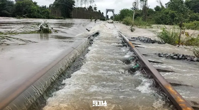 รฟท.ปิดทางสายตะวันออกเพิ่ม หลังน้ำท่วมสันราง งดเดินรถ 10 ขบวน รฟท.ปิดทางสายตะวันออกเพิ่ม หลังน้ำท่วมสันราง งดเดินรถ 10 ขบวน