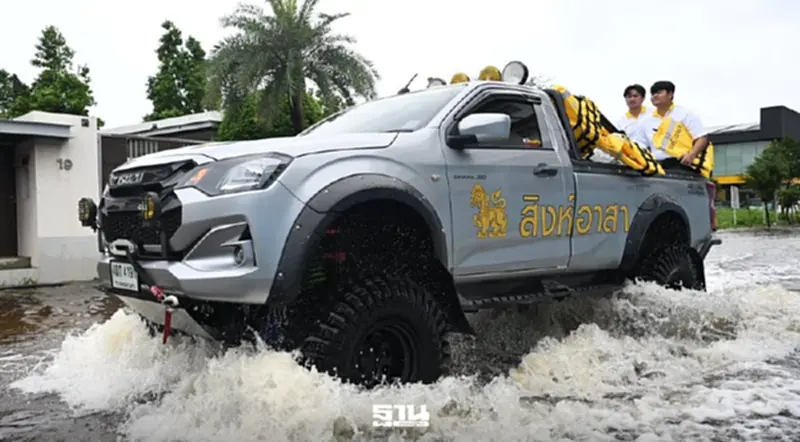 สิงห์อาสา เร่งช่วยน้ำท่วม ส่ง 4WD กระจายเสบียงถึงศูนย์พักพิง สิงห์อาสา เร่งช่วยน้ำท่วม ส่ง 4WD กระจายเสบียงถึงศูนย์พักพิง