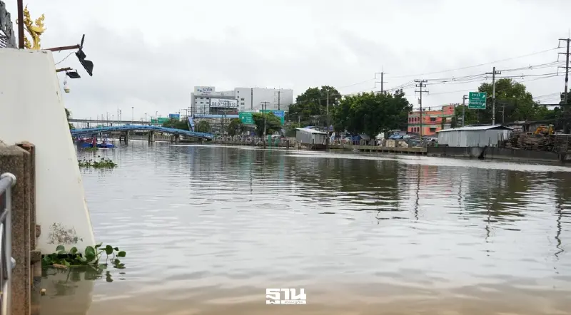 ฝนถล่มปทุมฯ ปภ.เตือน คลองรังสิตน้ำล้นเสี่ยงท่วม ชุมชนสะพานแดงเฝ้าระวัง