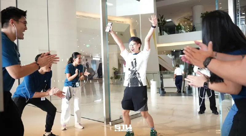 Apple Store ICONSIAM คึกคักสาวกแห่รับ 'iPhone Duo' วันแรก Apple Store ICONSIAM คึกคักสาวกแห่รับ 'iPhone Duo' วันแรก