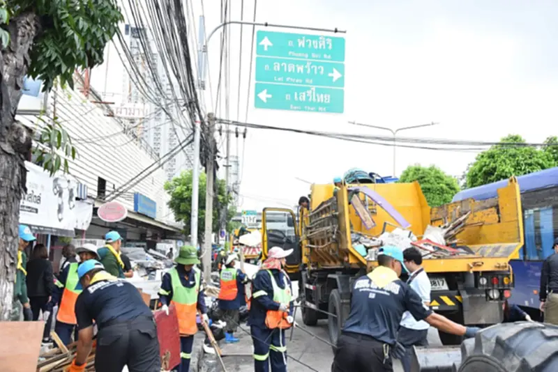 กทม. ระดมเขต–ทหารเสริมกำลัง ลุยบางกะปิ–ลาดกระบัง เร่งเก็บขยะหลังน้ำลด กทม. ระดมเขต–ทหารเสริมกำลัง ลุยบางกะปิ–ลาดกระบัง เร่งเก็บขยะหลังน้ำลด